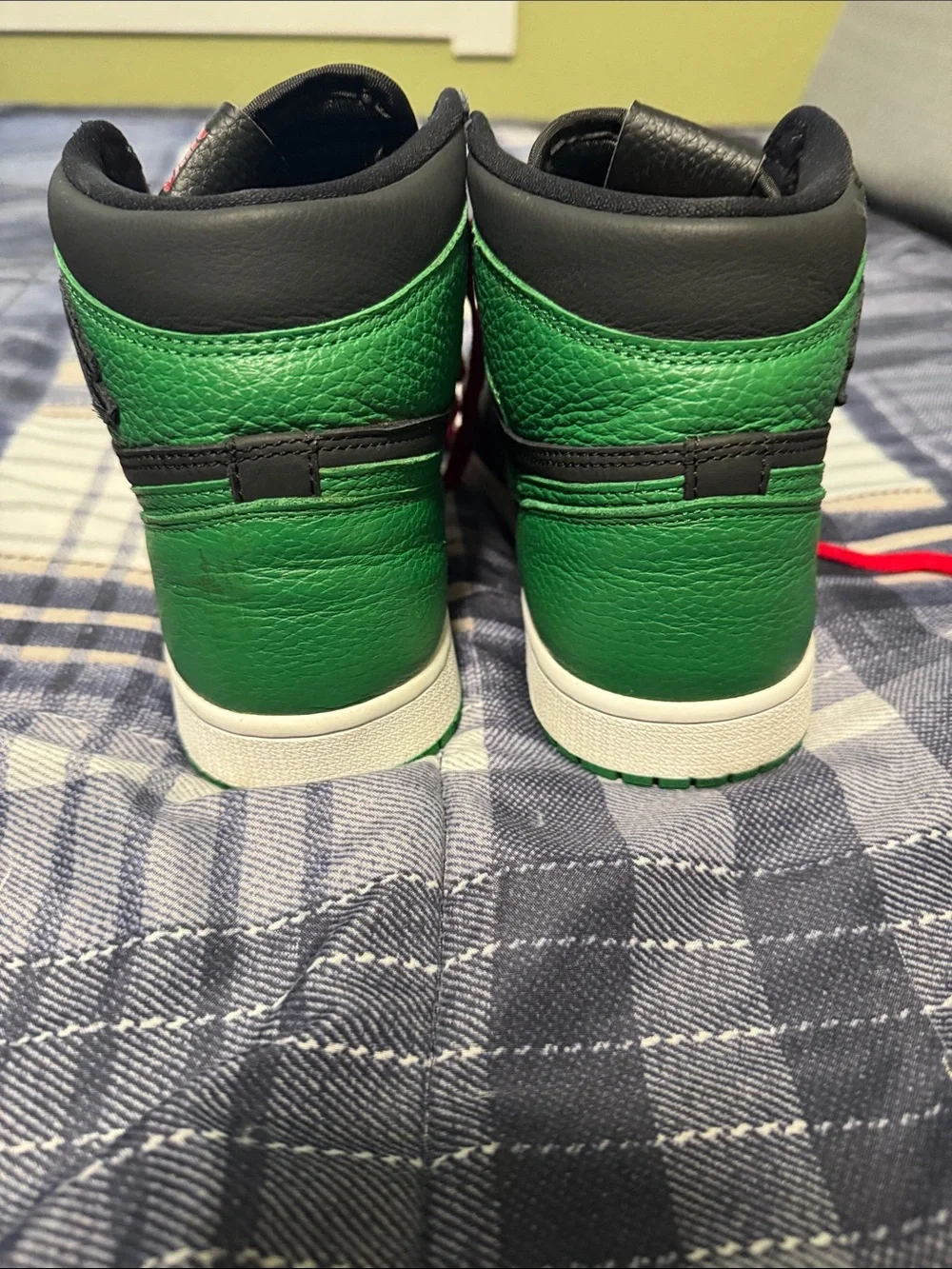 Men’s air Jordan 1 pine green High-Top Sneakers in Green and Black with Red Lace